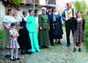 'Kudovska baka Rozka i njezini iz obitelji s prijateljima Kranjcima' u odjeći kakvu su nosili početkom XX. st.